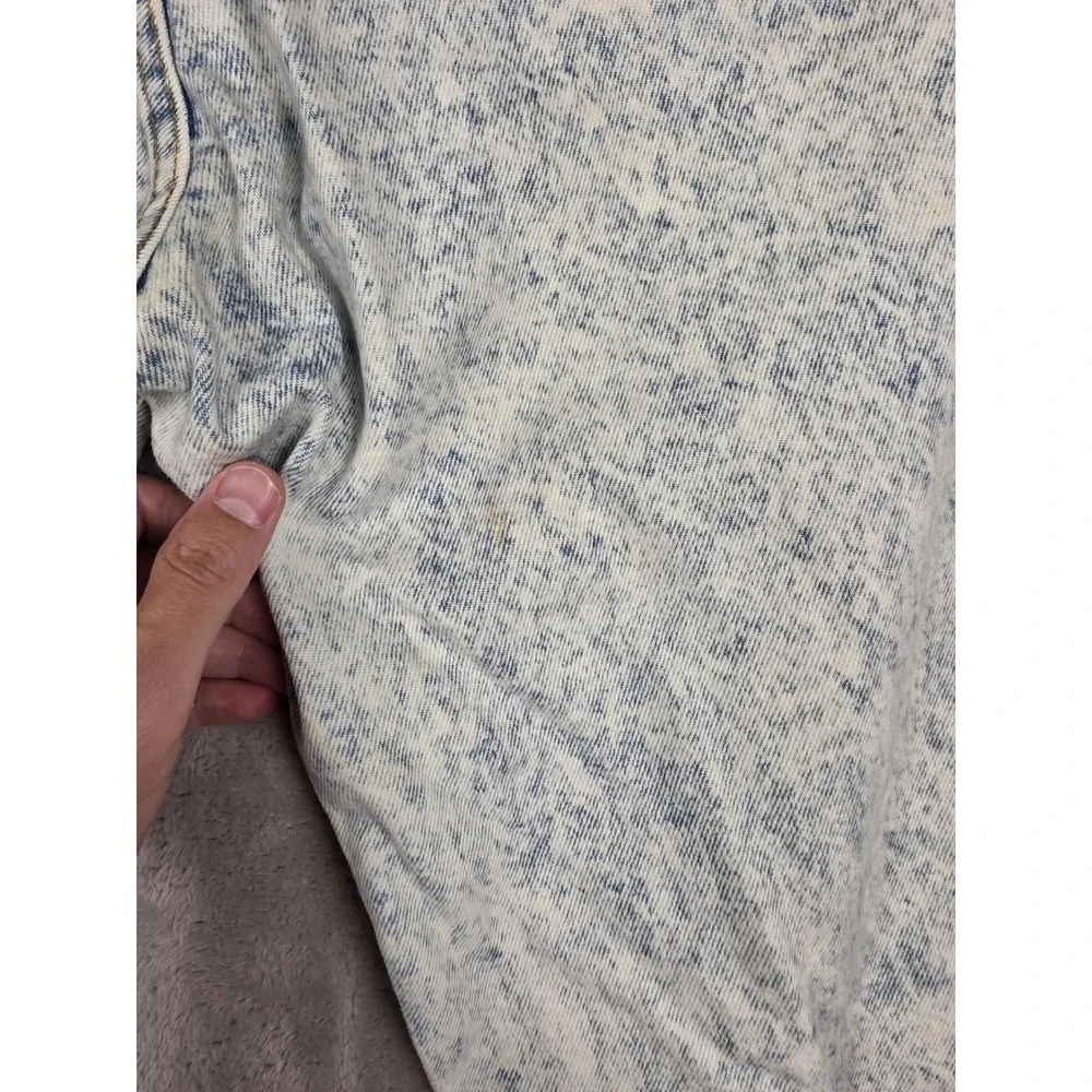 Levis has visible